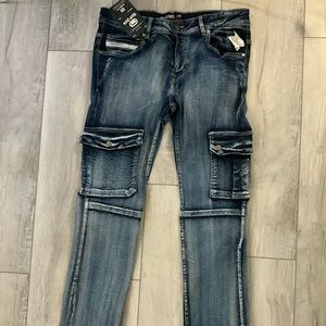 BRAND NEW JEANS COMFY AND STYLISH FITS GREAT